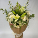 Ramo con flores de estación blancas -arpillera-